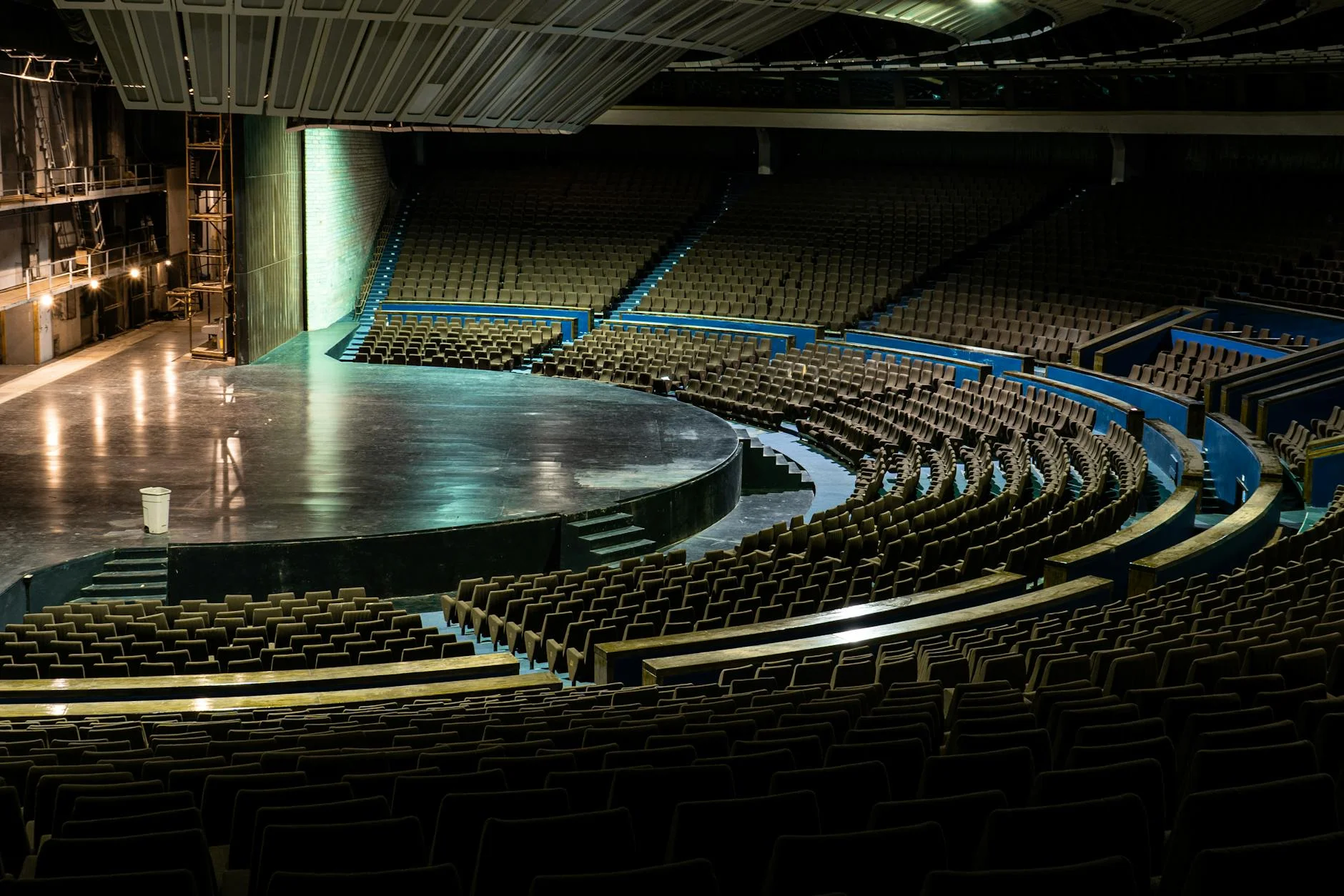 panggung auditorium 360 derajat dengan penonton dari segala sisi