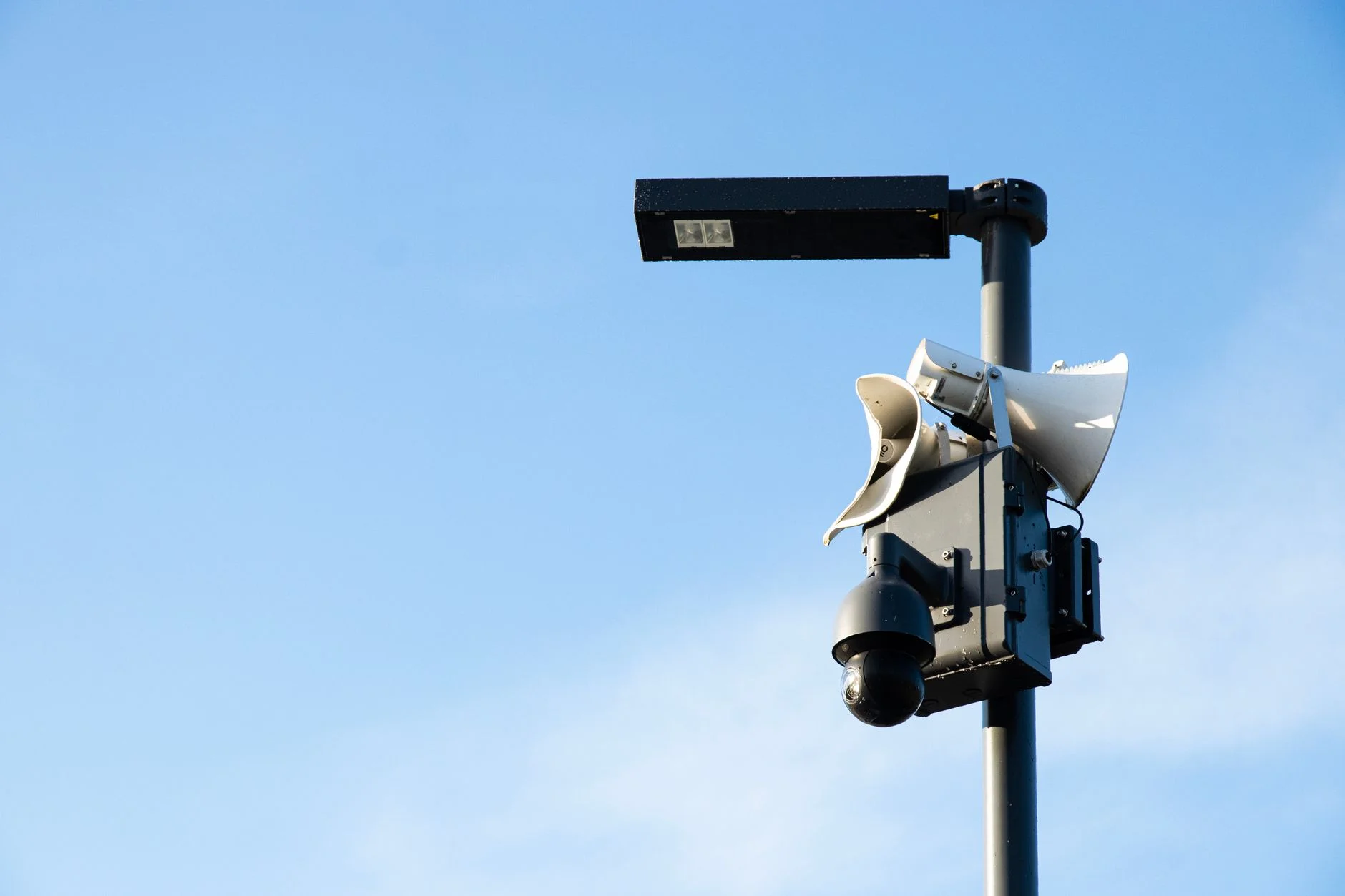 cctv lampu untuk pengawasan malam hari