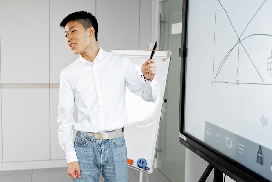 Memahami Interactive Flat Panel vs Smart TV yang Tepat Kini
